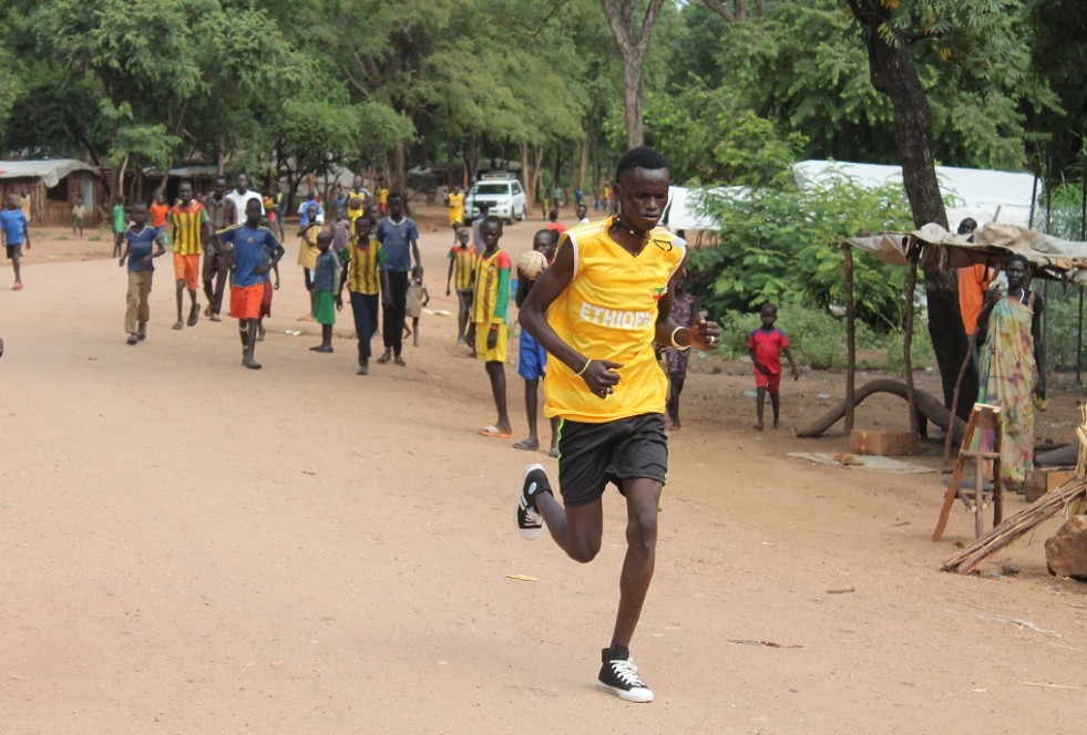 A young South Sudanese athlete Chiok Makuey, counting his foot steps to win the 5000m race for male category in Jewi camp, Ethiopia.