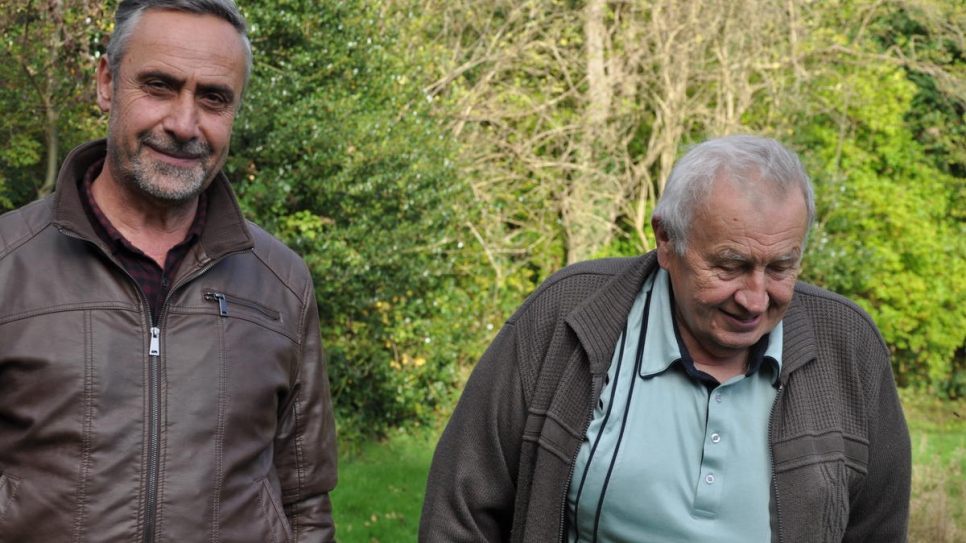 Ryad Alsous (à gauche) avec Ted Mankowski, le propriétaire du verger, à Armitage Bridge, Yorkshire.