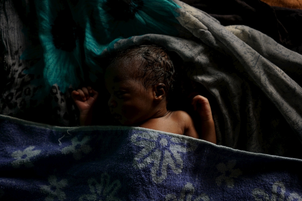 Un nourrisson soudanais de deux jours endormi au centre de réception d'Agadez qui offre un abri et des services médicaux aux réfugiés et à d'autres personnes qui ont été forcées de fuir leur foyer. 