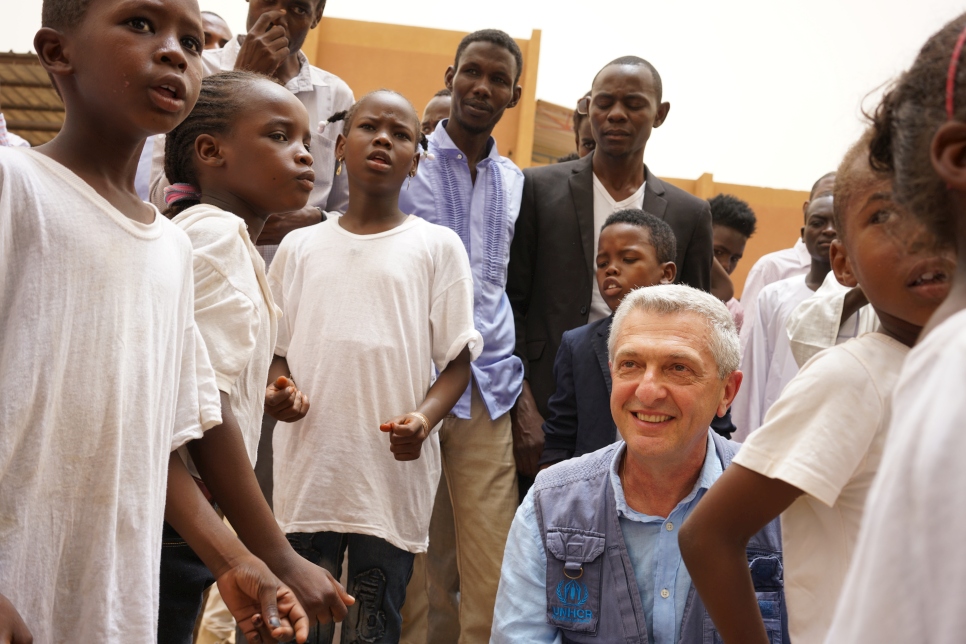 Des enfants réfugiés ont chanté pour Filippo Grandi, le Haut Commissaire des Nations Unies pour les réfugiés, lors de sa visite au centre de réception d'Agadez, au Niger. 