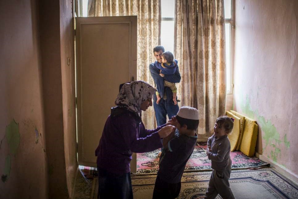 Firazs ar savu ģimeni viņu mājā Izmirā. © UNHCR/Andrew McConnell