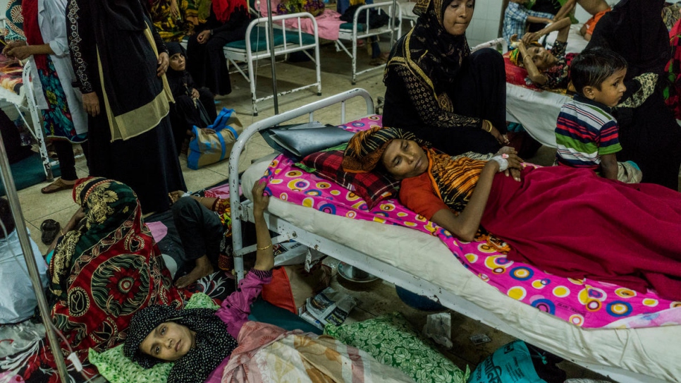 Des patients bangladais et rohingyas dans une salle d'attente de l'hôpital Sadar District à Kutupalong, au Bangladesh, le 3 juillet 2018. 