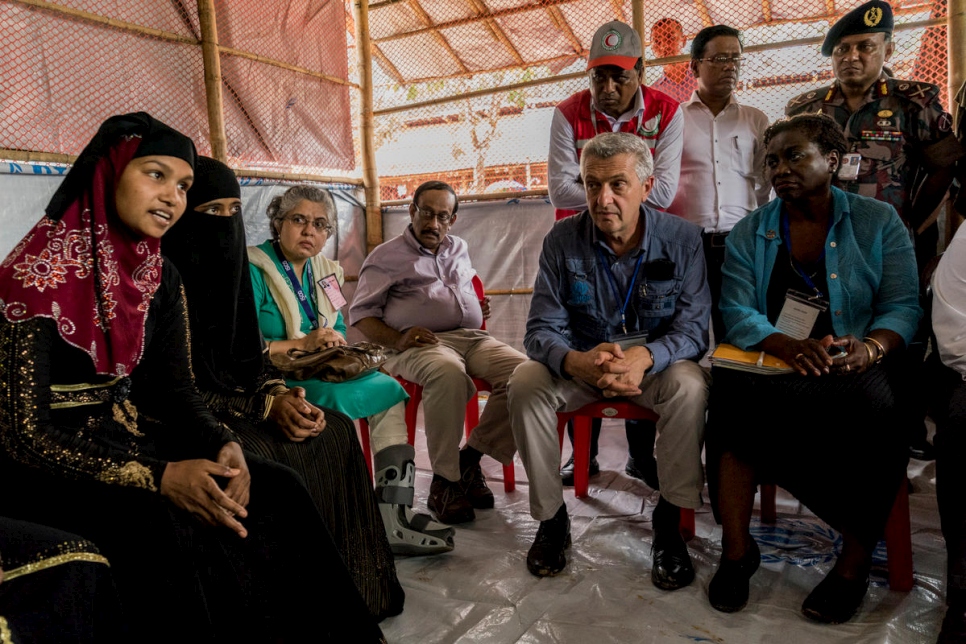 Hamida Begum, 18 ans, (à gauche) prend la parole lors d'une réunion avec le Secrétaire général des Nations Unies, António Guterres, le Président du Groupe de la Banque mondiale, Jim Yong Kim, Filippo Grandi, le Haut Commissaire des Nations Unies pour les réfugiés, (assis, deuxième depuis la droite) et la Directrice exécutive du Fonds de Nations Unies pour la population, Natalia Kanem (assise, à droite) à Kutupalong, au Bangladesh. 