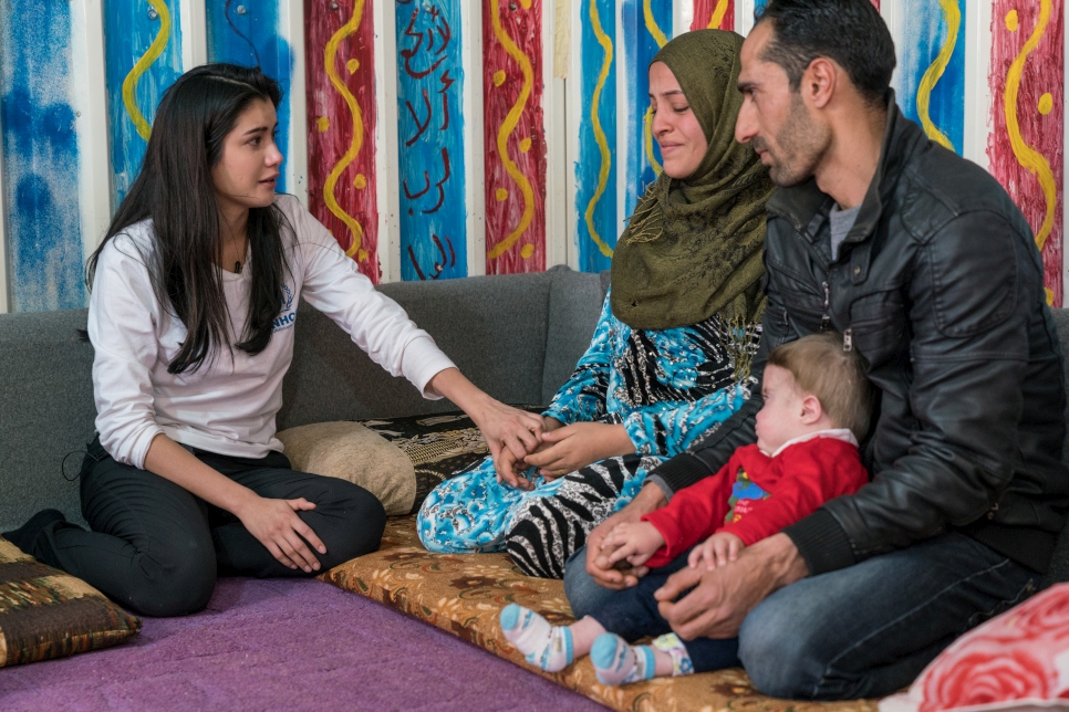 "We had both been hiding from the violence in an abandoned school when we met and fell in love. We also got married in that same school." - Praya meets Sulaimarn, 2, and his parents, who were not able to celebrate their wedding before having to flee Syria. Sulaimarn was born with a serious heart defect. He is now almost 2 years old and has barely grown. "It breaks my heart", his mother tells Praya. 