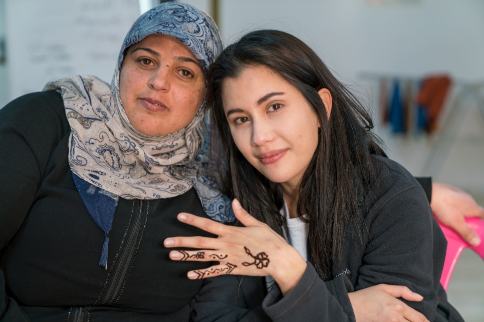 "This henna, I designed especially for you" - Refugee women in the Zaatari camp have the opportunity to develop their skills in many areas such as sewing and cooking. 