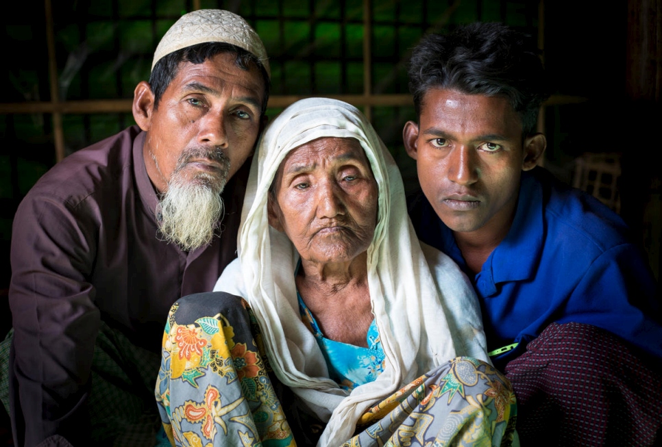 Oli Ahmed, 53 ans, sa mère, Gul Zahar, 90 ans, et son fils, Mohammad Siddiq, 25 ans, posent pour un portrait dans l'abri de la famille au Bangladesh.  