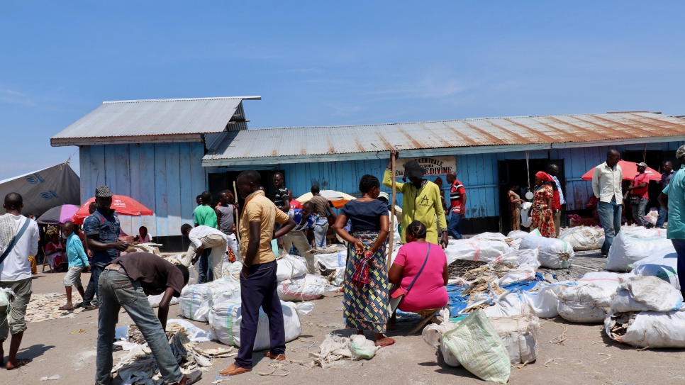 Recent returnees are bringing the fish market in Tchomia, Ituri province, back to life. Many of them had fled to Uganda earlier this year.