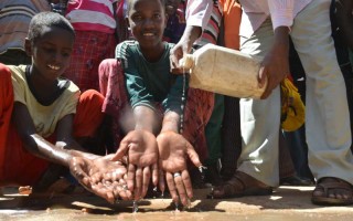 Abdulsalam, 12 ans, et Faisal, 15 ans, originaires de Somalie, se lavent les mains avec du savon. Ils participent à une campagne de lavage des mains à Dadaab mise en place en réponse à l'épidémie de choléra actuelle.