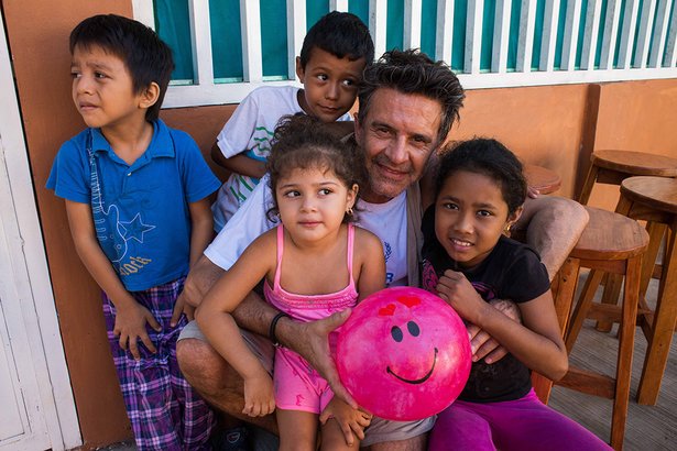 Osvaldo Laport con un grupo de niños en el albergue Los Tres Ángeles, en Tapachula, México.
