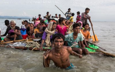 Des Rohingyas désespérés fuient au Bangladesh sur des radeaux de fortune