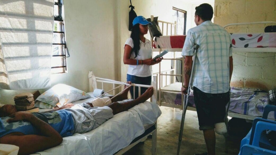 Honduran refugee Armando* talks with staff at a shelter in Mexico. © UNHCR/Yolanda Azucena Mendez Davila