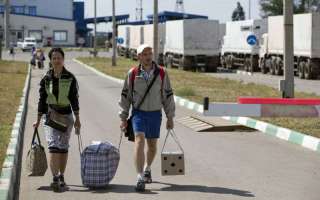 A Ukrainian couple cross the border earlier this year into Russia's Rostov region, where some 43,000 people from eastern Ukraine are sheltering. © AP Photo/P.Golovkin