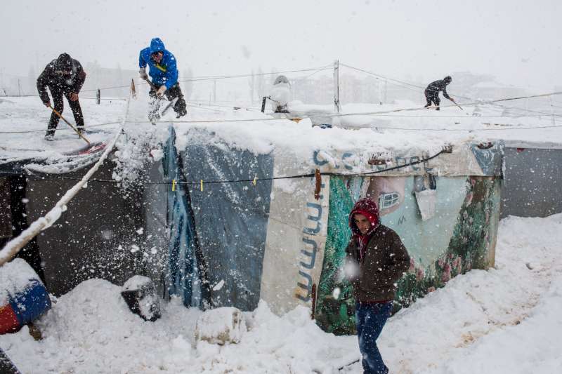 Refugees caught in heavy snow as storms lash Lebanon and Jordan