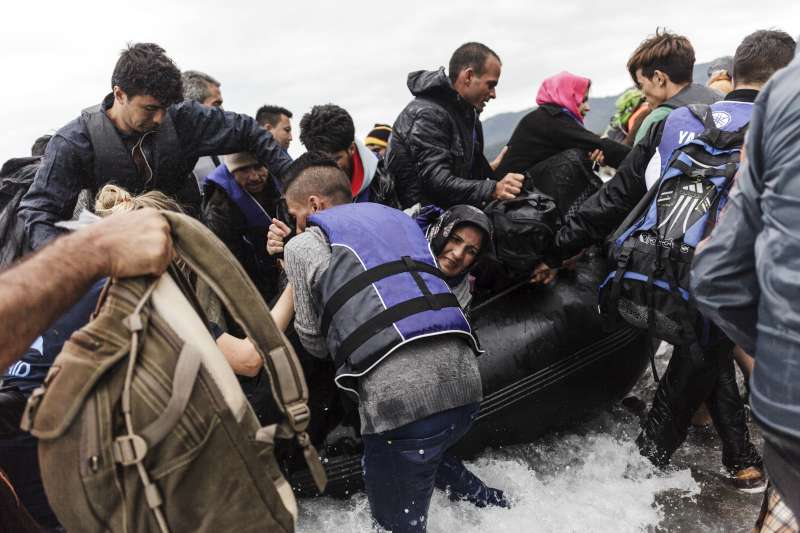 Refugee sea arrivals in Greece this year approach 400,000