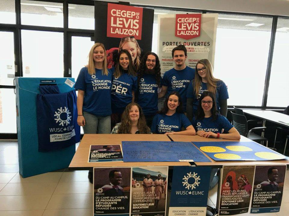 Catherine Dufort (au milieu à genoux) se fait entourée des membres du comité local de l’EUMC lors d’un évènement au Cégep de Lévis-Lauzon. Photo gracieusement offerte par Catherine Dufort.