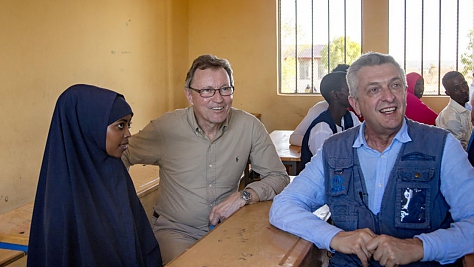 Le Haut Commissaire des Nations Unies pour les réfugiés Filippo Grandi avec Per Heggenes, président de la Fondation IKEA, et une élève.  