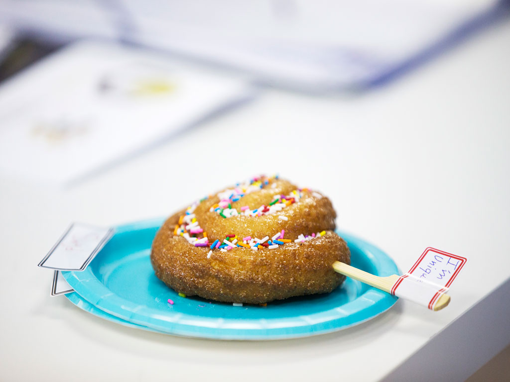 SmYd est un dessert ondulé recouvert d’un glaçage sucré, fait de gâteau à l’intérieur et croquant à l’extérieur. C’est une pâtisserie frite qui se mange chaud et qui est à base de mshabak, une friandise traditionnelle de la Syrie. © HCR/Michelle Siu