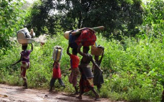 Un groupe de personnes transportant quelques affaires fuient les attaques en République centrafricaine.