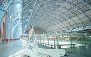 Une robe cousue dans une tente du HCR est exposée à la gare St Pancras de Londres pour marquer le début de la COP21.