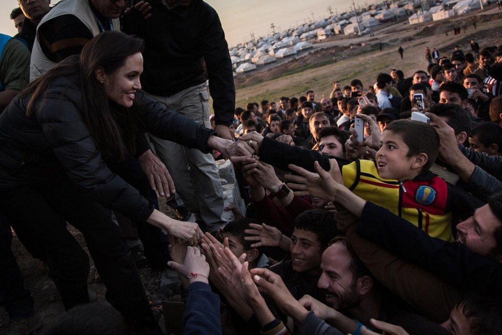 Angelina Jolie, envoyée spéciale du HCR, rencontre des membres de la minorité Yazidi au camp Khanke en Irak le 25 janvier 2015. Madame Jolie visitait des réfugiés syriens et des citoyens irakiens déplacés dans la région de Kurdistan en Irak pour supporter les 3,3 millions de personnes déplacées dans le pays et mettre l'empagse sur leurs besoins les plus urgents.