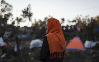 Amina Yusufi, 21 ans, est une réfugiée afghane. Elle fait du bénévolat en tant qu'interprète auprès d'une équipe médicale au centre de réception et d'enregistrement de Moria, sur l'île grecque de Lesbos.