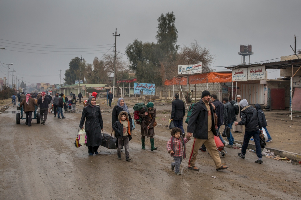 À Mossoul, des résidents quittent le quartier d’Al Sukar qui a été repris par les forces iraquiennes. © HCR/Ivor Prickett