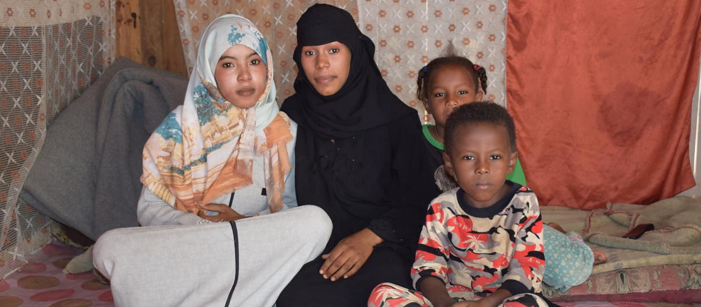 Hamamah (au centre), une déplacée yéménite, au milieu de ses frères et soeurs dans l'abri de fortune de leur famille à Aden au Yémen. 