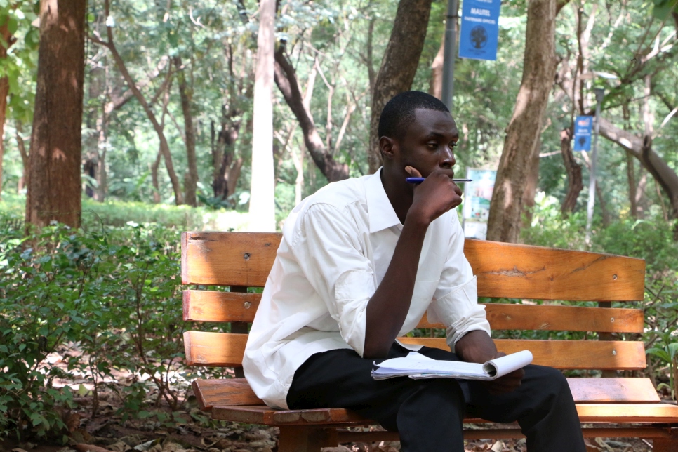 Réfugié congolais, Ibrahim Kanoute est assis sur un banc dans un parc à Bamako, au Mali.  