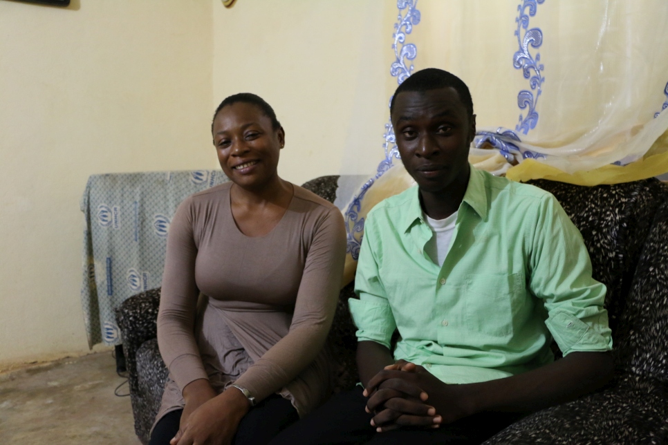 Ibrahim Kanoute est assis aux côtés de sa mère, qui est ouvertement fière de l'accomplissement de son fils. 