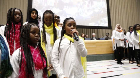 Le choeur Pihcintu se produit à l'occasion d'un événement marquant l'adoption du Pacte mondial sur les réfugiés au siège de l'ONU à New York.  