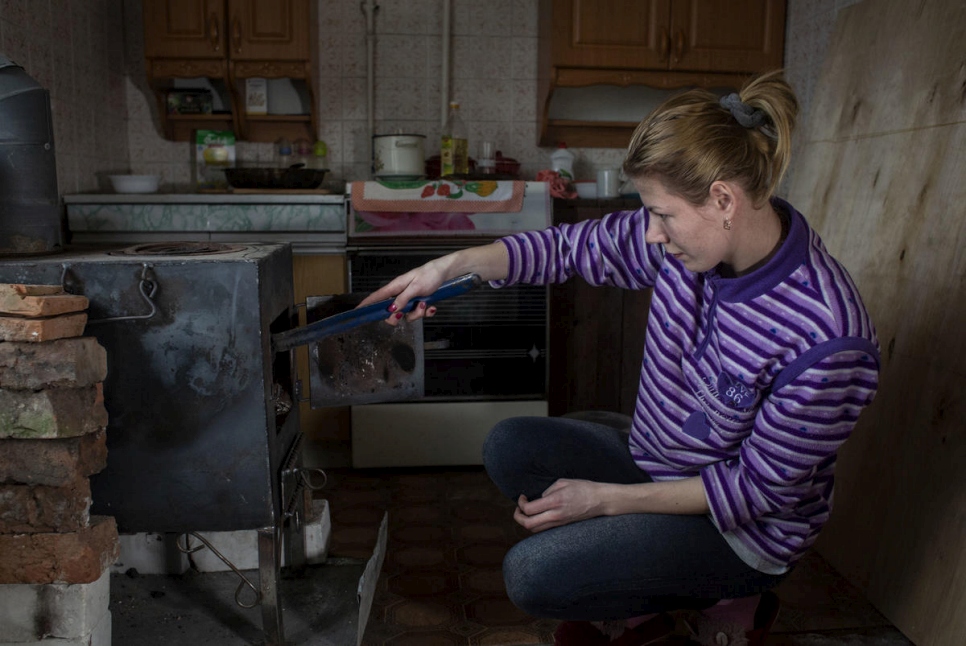 Le HCR et l'ONG partenaire Proliska ont donné à Olena un poêle pour chauffer son appartement. 