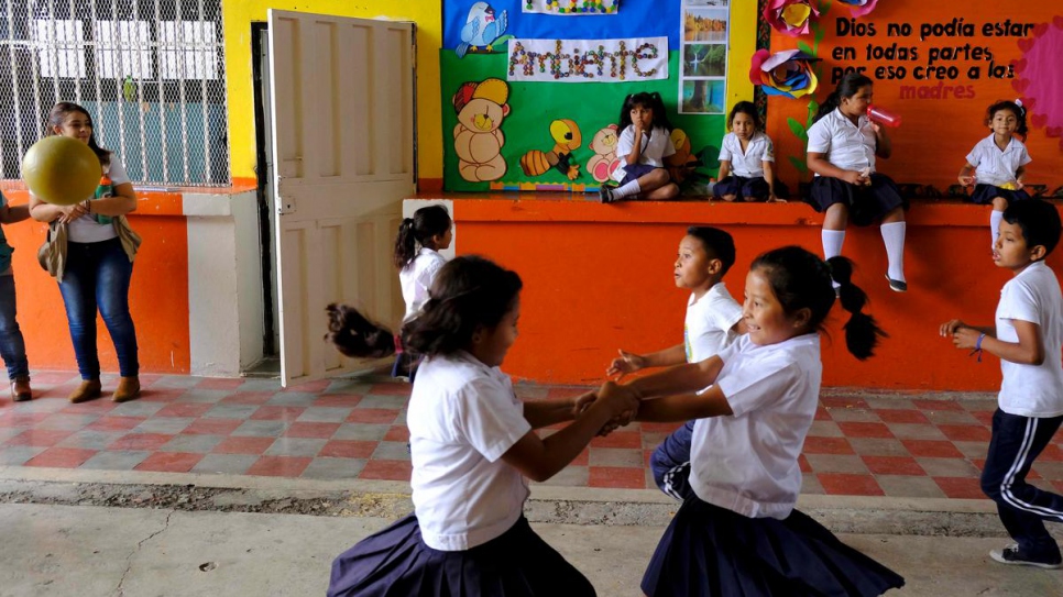 Des enfants dans un centre d'éducation d'un quartier à haut risques de Tegucigalpa, au Honduras. 