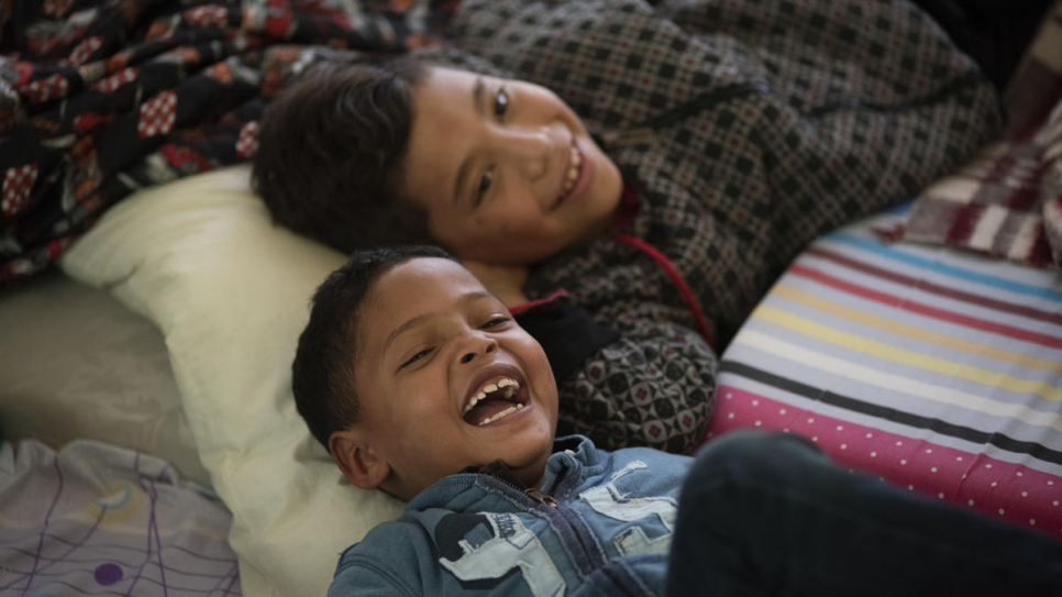 Des enfants migrants et réfugiés vénézuéliens regardent le film Ratatouille à la garderie de Hearts Without Borders à Bogota. 