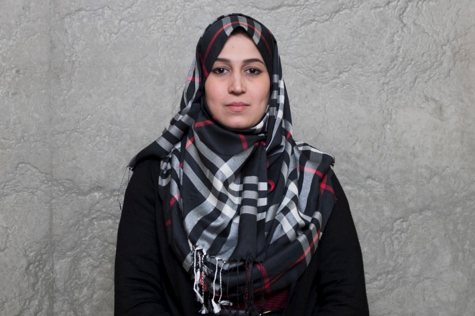 صفية إبراهيم خيل، 25 عاماً، هي مندوبة شابة من أفغانستان. تدرِّس اللغة الإنكليزية ومهارات الكمبيوتر لطلاب من الإناث في مخيم للاجئين الأفغان في باكستان.