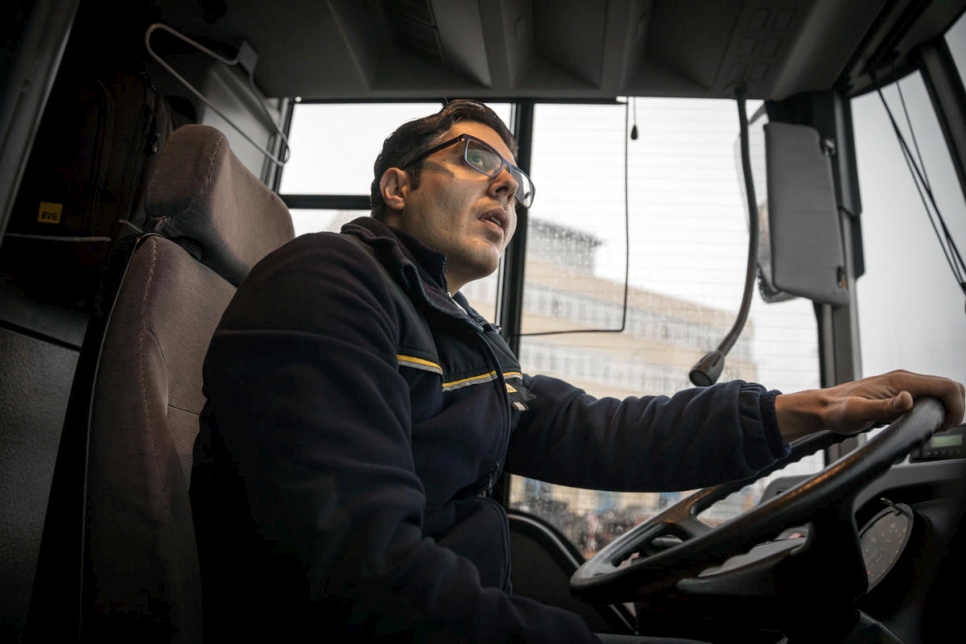 محمد يقود الحافلة في شوارع برلين بعد نقل سياح من وإلى المطار