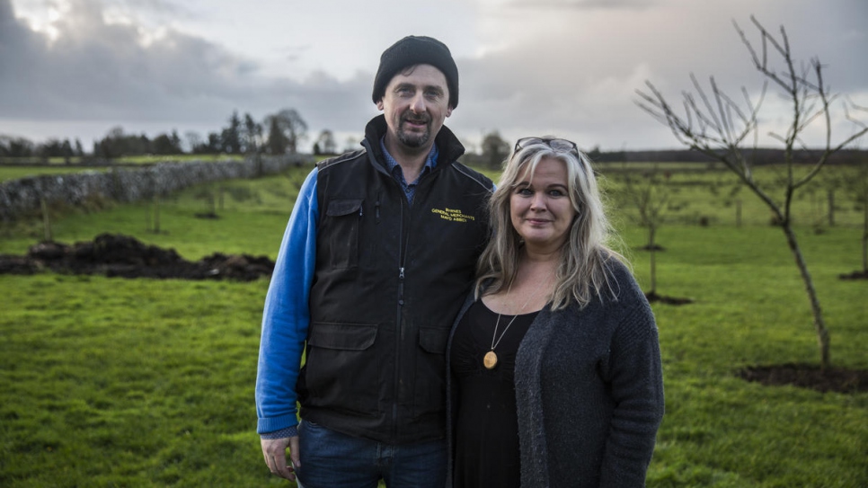 Oliver et sa femme Anna sont photographiés sur le domaine de leur ferme dans le comté de Mayo.  