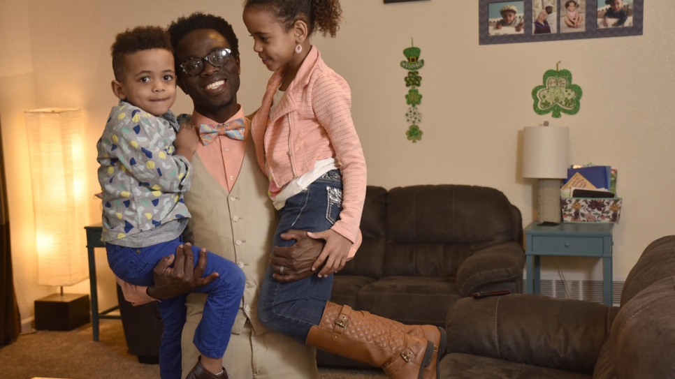 Bertine Bahige, 38 ans, et ses deux enfants dans leur maison de Gillette, au Wyoming, avant de partir à l'école pour la journée. 