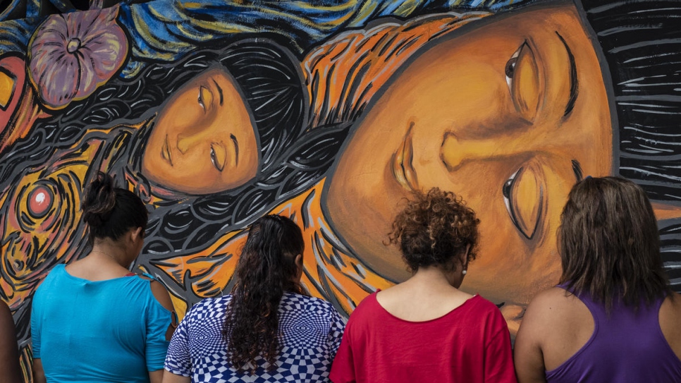 Une vingtaine de demandeuses d'asile d'Amérique centrale du Nord ont peint une murale à Tapachula, au Mexique, à l'occasion des 16 Journées d'action contre la violence sexiste. 