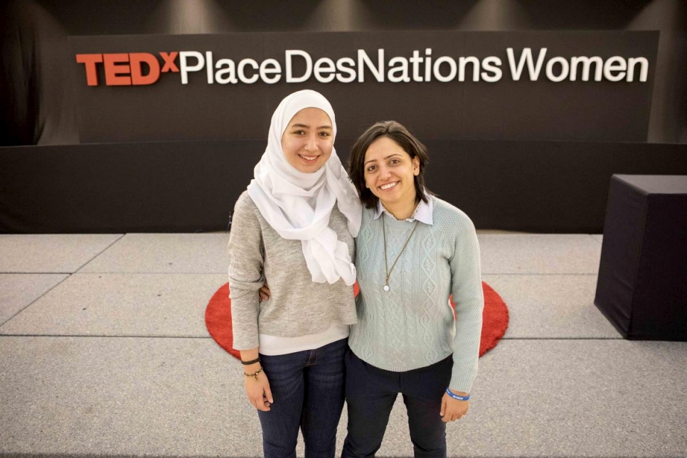La réfugiée syrienne Maya Ghazal (à gauche) et la militante contre l'apatridie Maha Mamo (à droite) à la conférence TEDxPlaceDesNationsWomen sur les femmes à Genève. 