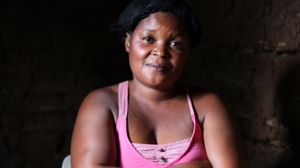 Desange, 31 ans, est veuve. Elle a fui avec ses trois enfants après une attaque à Bel Air. Ils font partie des 80 personnes déplacées que Jeanne accueille dans le quartier de Madiabuana, à Beni.