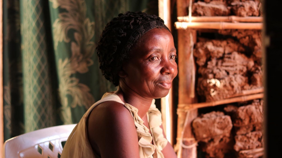 Jeanne, 40 ans, est veuve et vit dans le quartier de Madiabuana à Beni avec ses trois fils et trois filles. Elle accueille environ 80 personnes sur sa parcelle. 