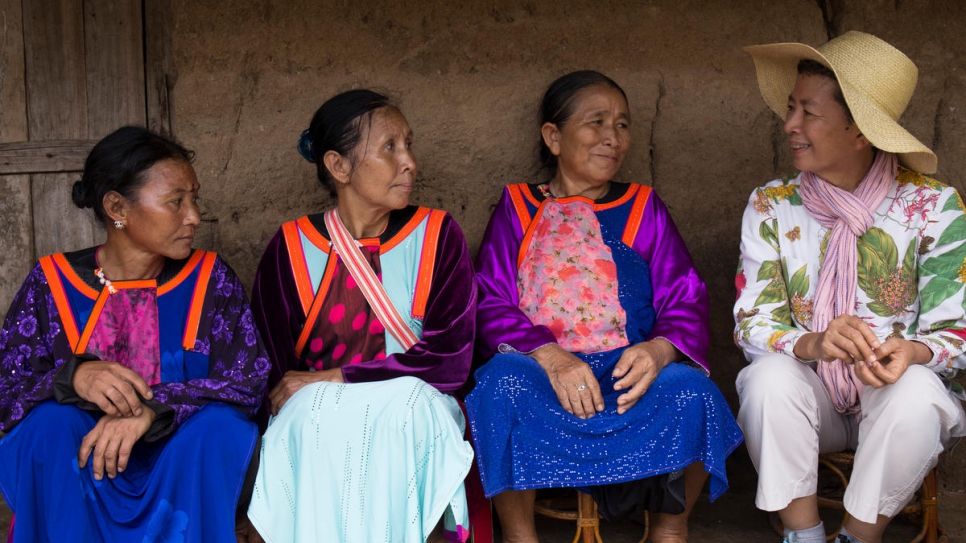 Formerly stateless women from the Lisu hill tribe chat to Tuenjai Deetes, 2018 Nansen Award finalist for Asia.