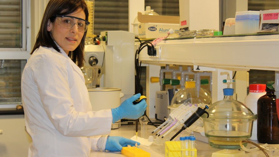 Syrische vluchtelinge start haar nieuwe leven in België met doctoraats-onderzoek in farmaceutica