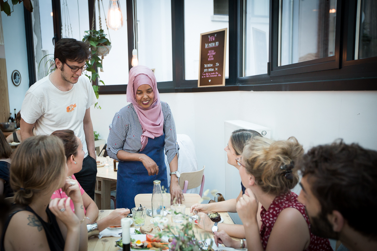 Somali chef Ifrah talks with customers - Bea Uhart