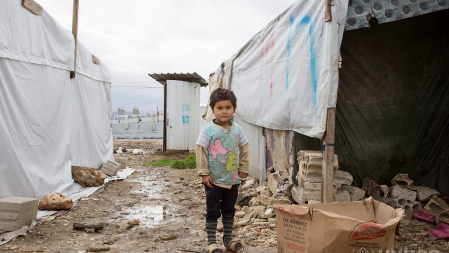 Les réfugiés syriens au Liban vulnérables et dépendants de l’aide internationale, selon une étude