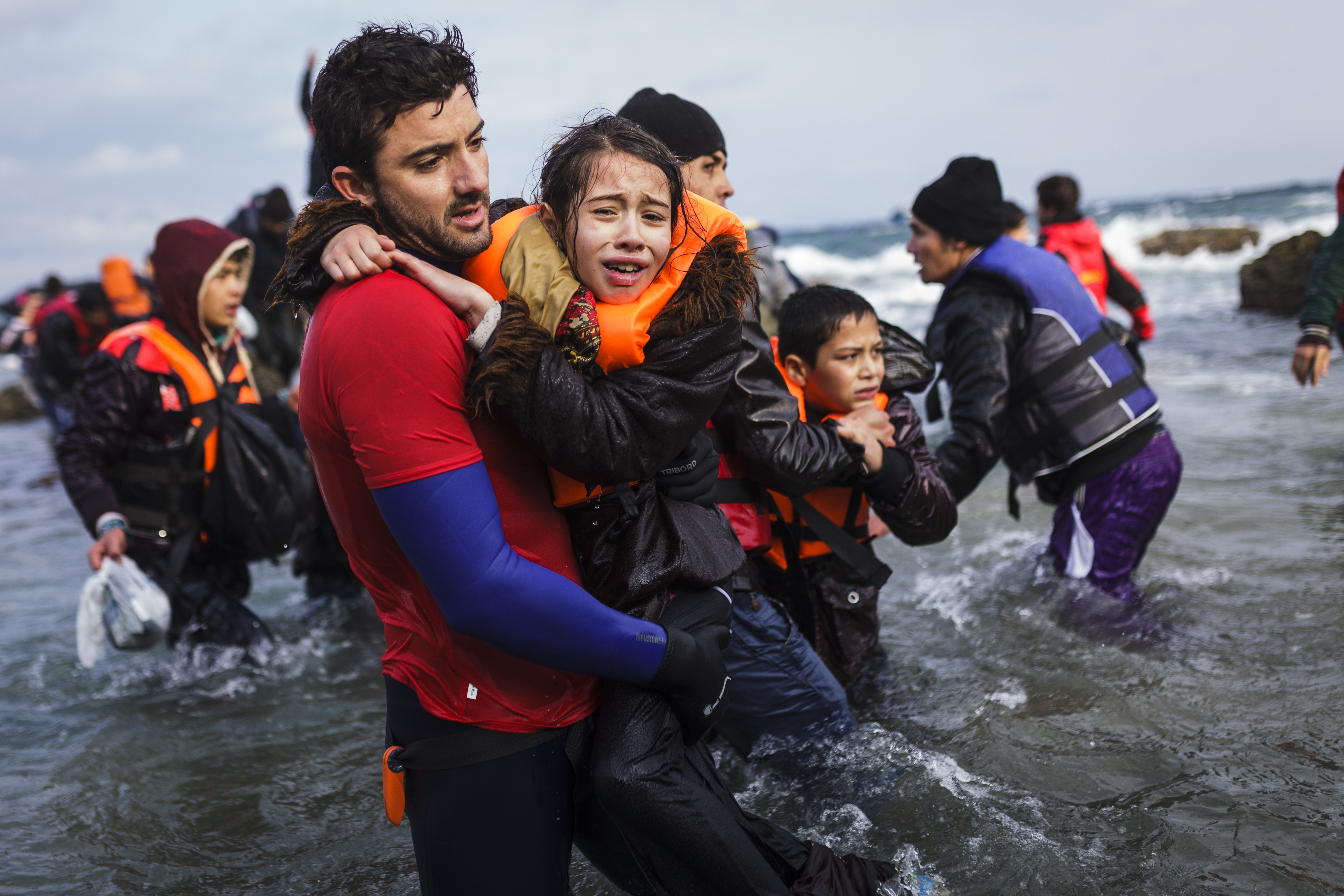 Vluchtelingen en migranten komen aan land bij Griekenland