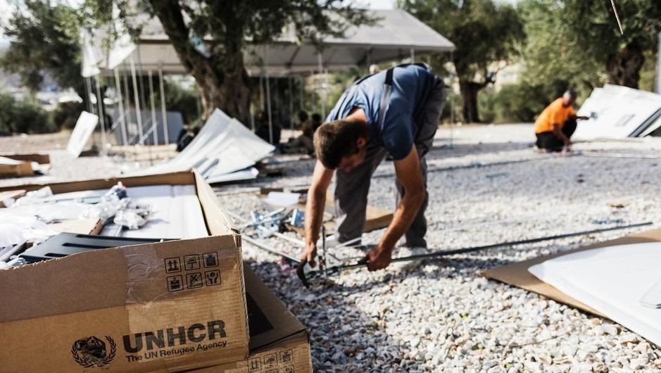 UNHCR-collega's plaatsen tijdelijke onderkomens om gezinnen op te vangen.