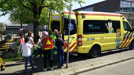 Taalklas krijgt ambulance op bezoek