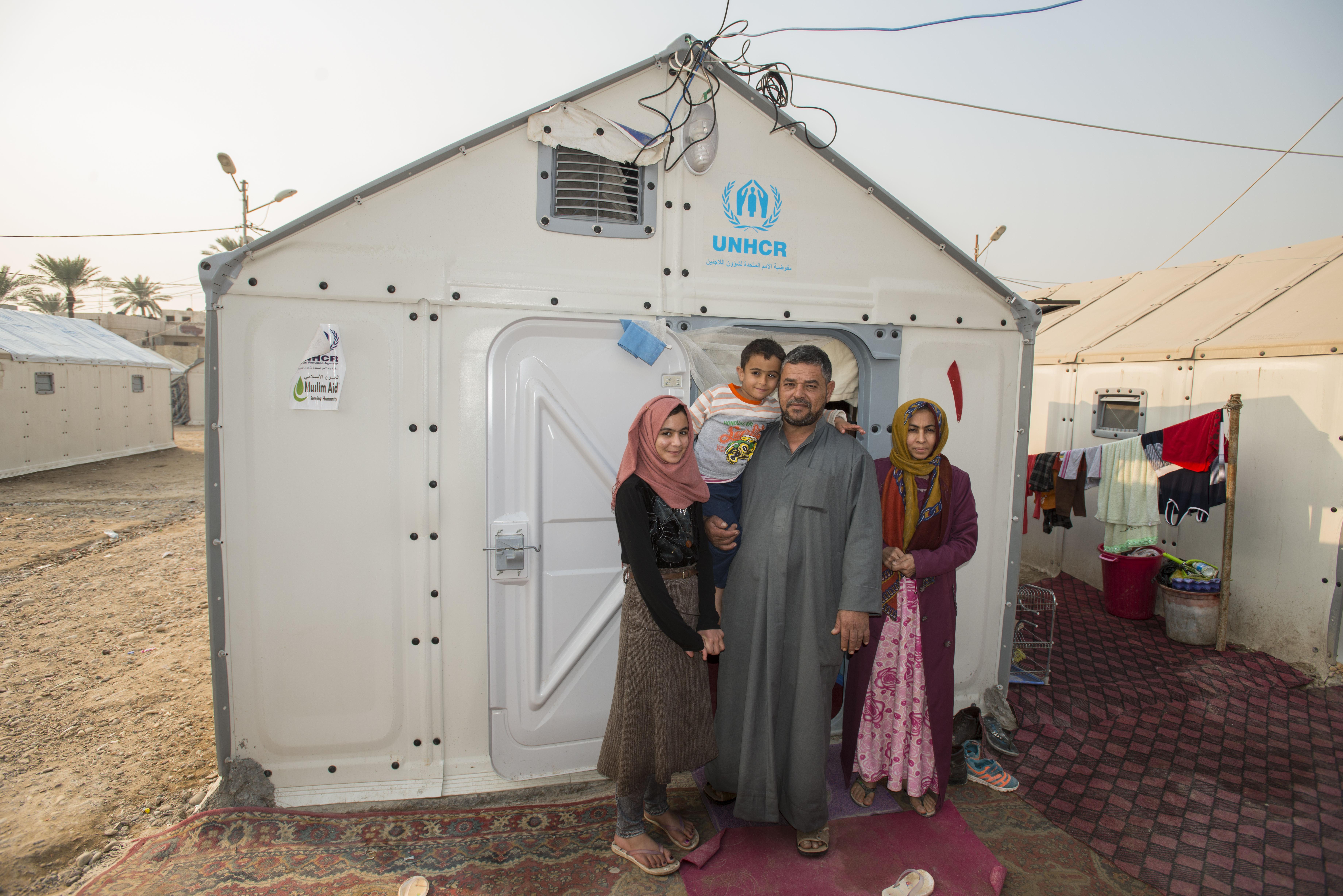 Een gezin op de vlucht, voor hun Refugee Housing Unit