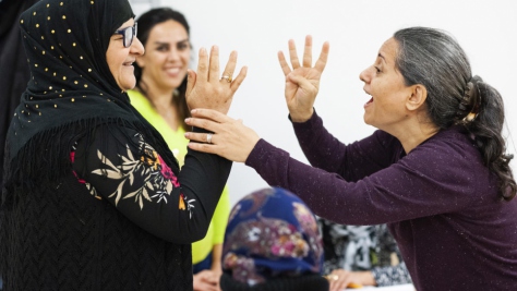 Leçons de farsi pour les réfugiés adultes afghans, principalement des femmes, qui ne sont pas complètement alphabétisées dans leur propre langue. Cela leur pose des problèmes lorsqu'il s'agit d'apprendre l'allemand en deuxième langue. 